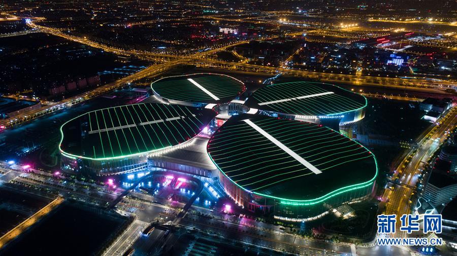 Galeria: Panorama noturno do Centro Nacional de Exibições e Convenções de Shanghai