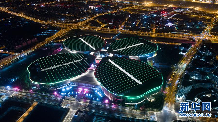 Galeria: Panorama noturno do Centro Nacional de Exibições e Convenções de Shanghai