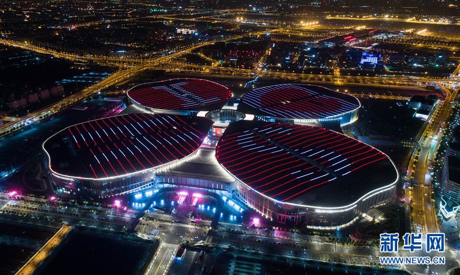 Galeria: Panorama noturno do Centro Nacional de ExibiÃ§Ãµes e ConvenÃ§Ãµes de Shanghai