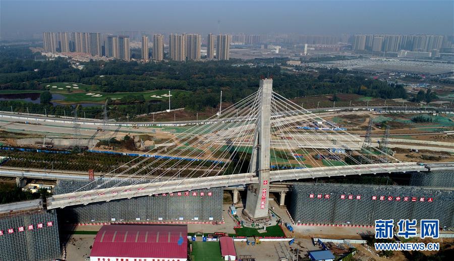 Galeria: Ponte de 16,5 mil toneladas da ferrovia Zhengzhou-Wanzhou girada com sucesso 