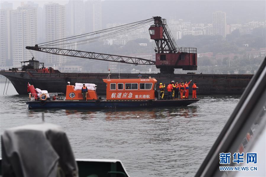 Mergulhadores e robô procuram ocupantes de ônibus que caiu no Yangtzé