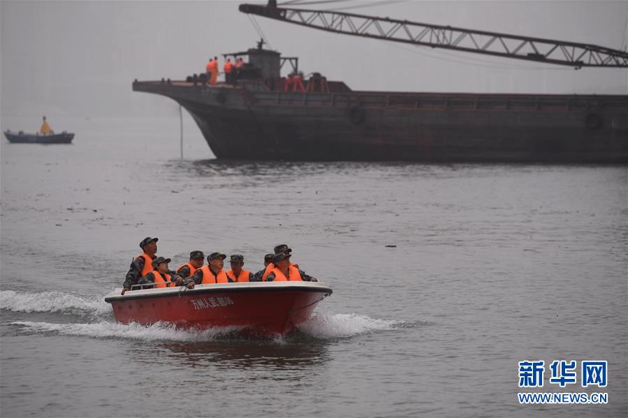 Mergulhadores e robô procuram ocupantes de ônibus que caiu no Yangtzé