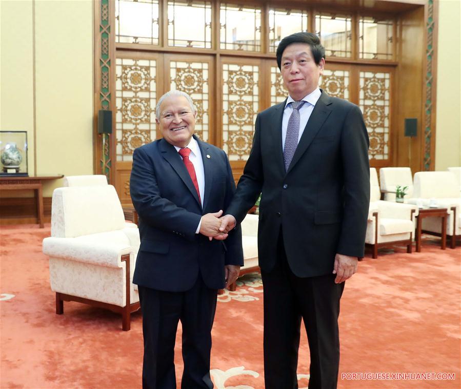 Chefe do mais alto órgão legislativo chinês reúne-se com presidente de EL Salvador