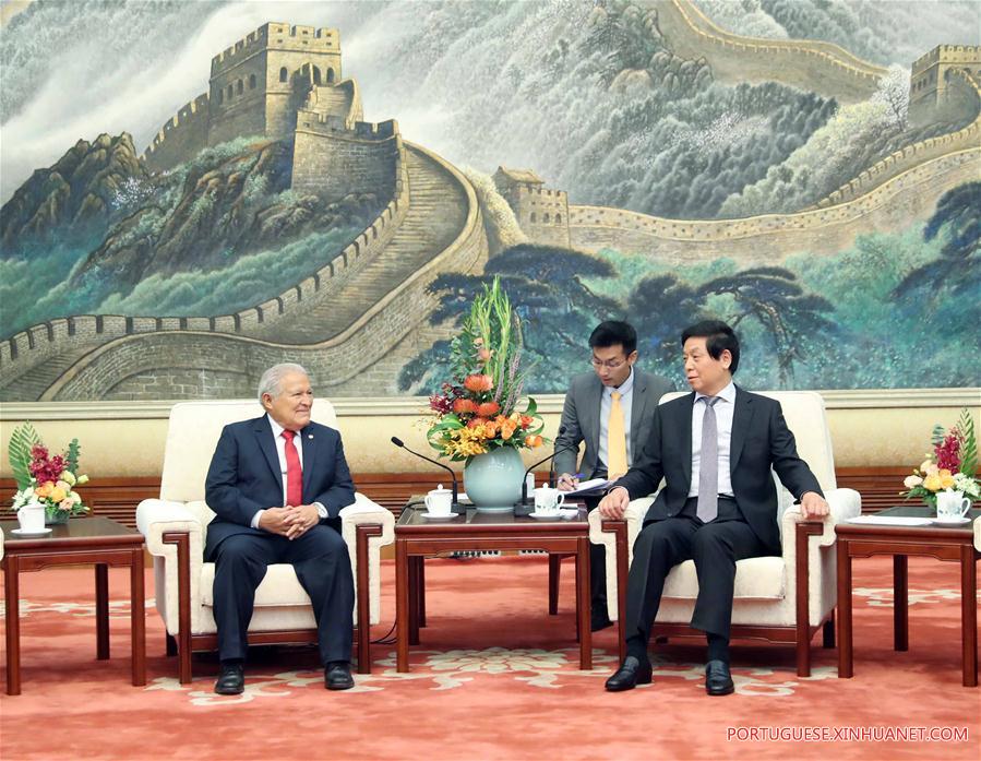 Chefe do mais alto órgão legislativo chinês reúne-se com presidente de EL Salvador