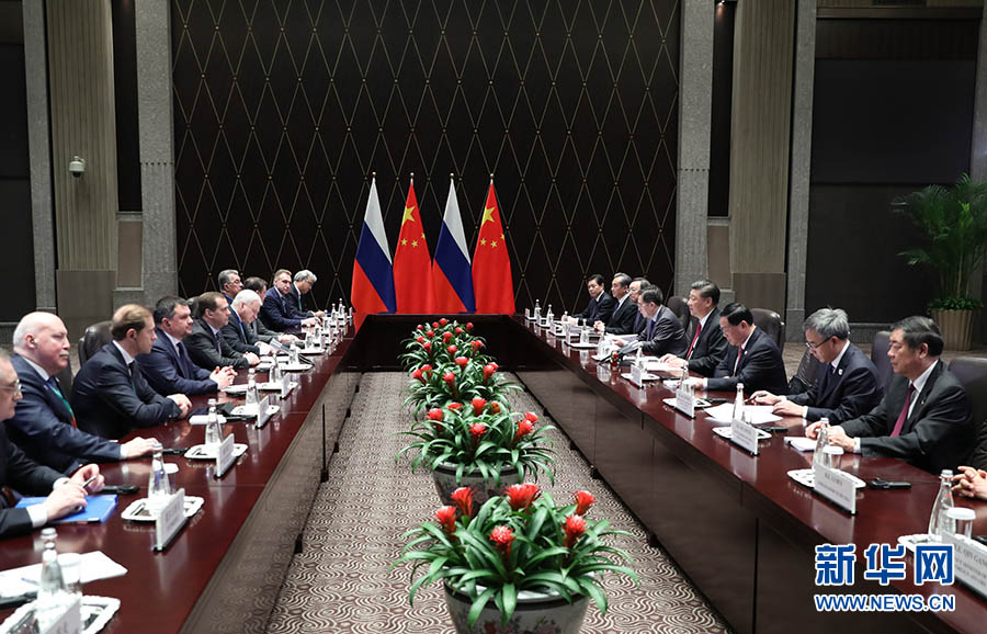 Xi reúne-se com primeiro-ministro russo