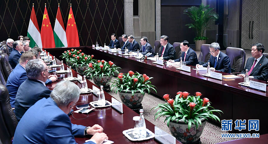 Xi reúne-se em Shanghai com primeiro-ministro da Hungria