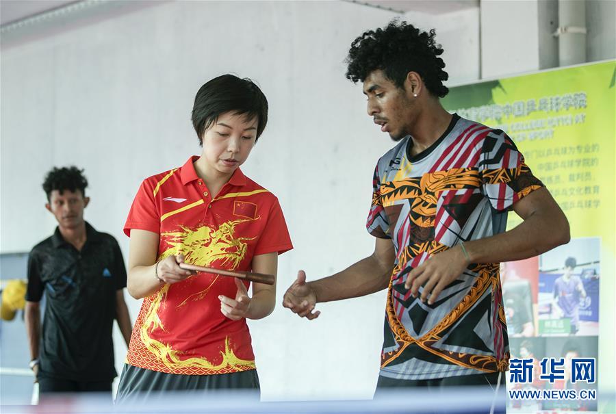 Zhang Yining oferece aconselhamento à seleção nacional de ping-pong de Papua Nova-Guiné