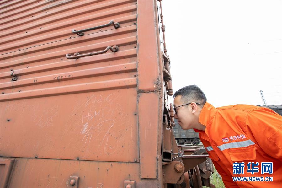 Primeiro trem especial China-Europa para veículos comerciais chega em Chongqing
