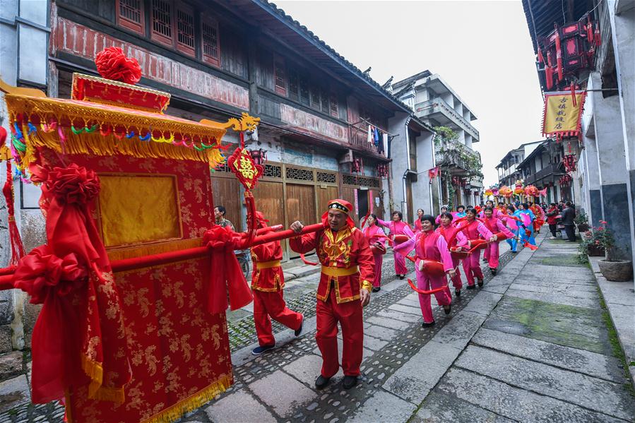 Feira do templo na antiga vila Heqiao em Zhejiang