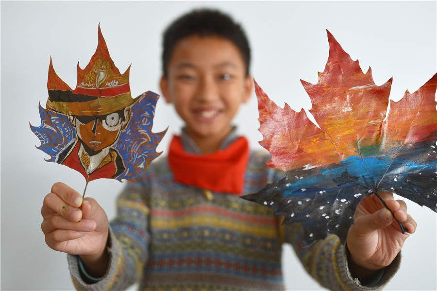 Alunos de Qingdao fazem arte criativa com folhas