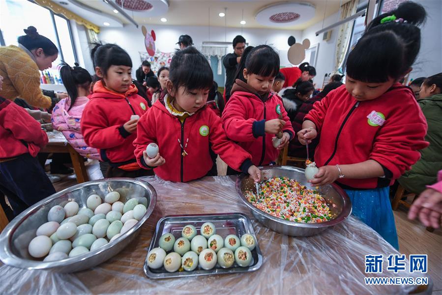 Crianças confecionam iguarias tradicionais para receber termo solar “Xiaoxue” em Zhejiang