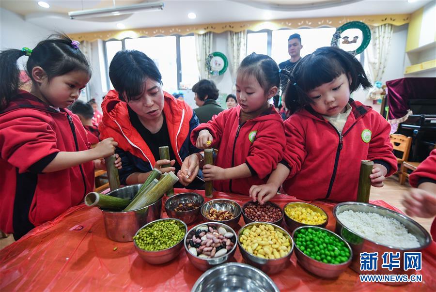 Crianças confecionam iguarias tradicionais para receber termo solar “Xiaoxue” em Zhejiang