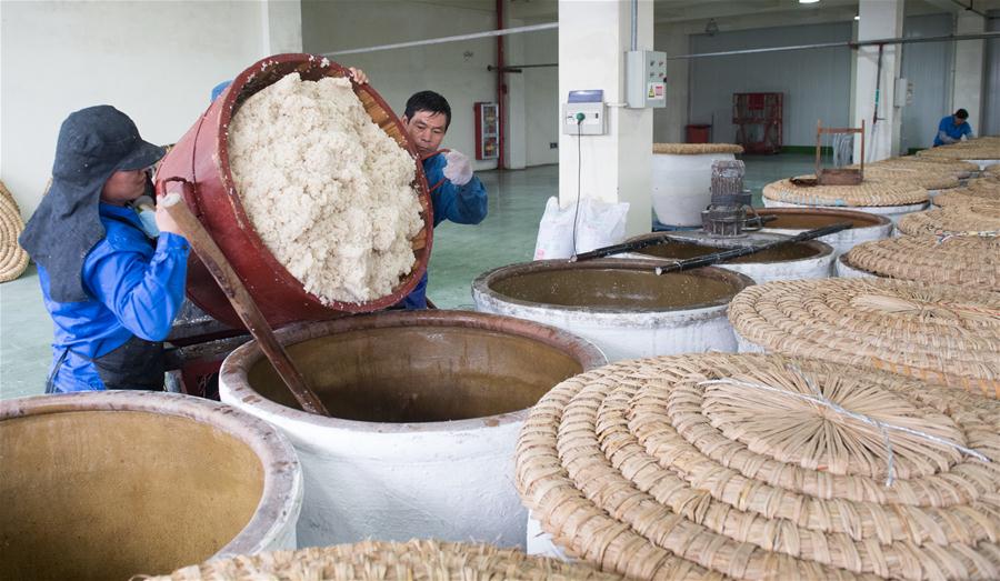 Galeria: Produção de vinho de arroz tradicional em Zhejiang, leste da China