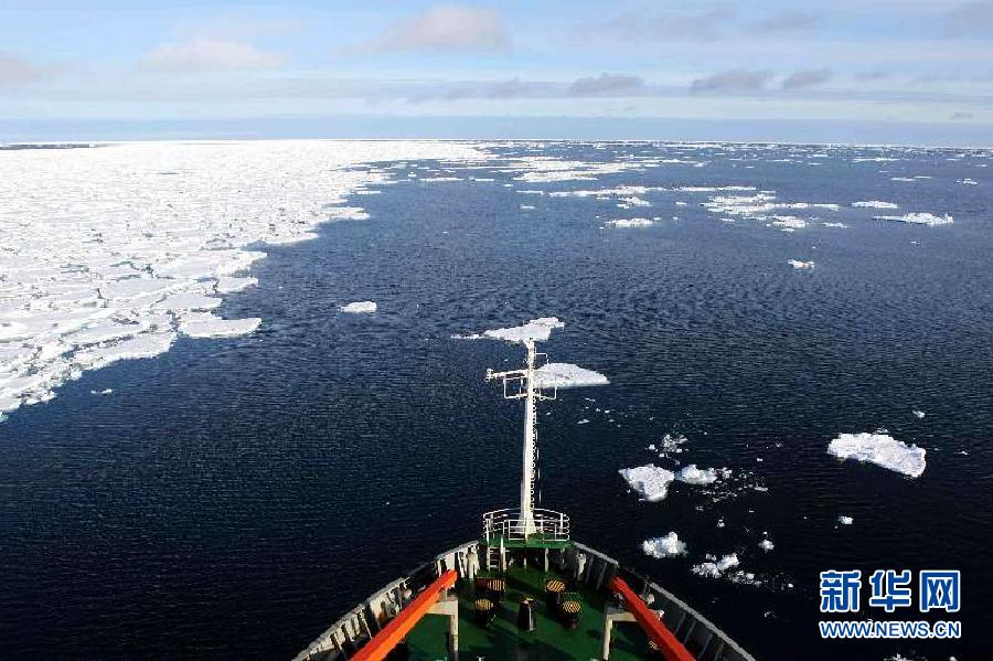 Quebra-gelo Xuelong entra em área de gelo flutuante no Oceano Antártico