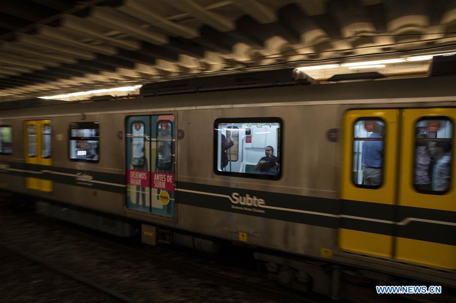 Trens construídos da China reforçam rede de transportes de Buenos Aires