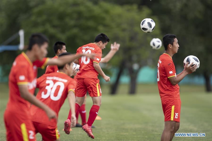 Futebolistas adolescentes chineses iniciam estágio de 30 dias em Buenos Aires