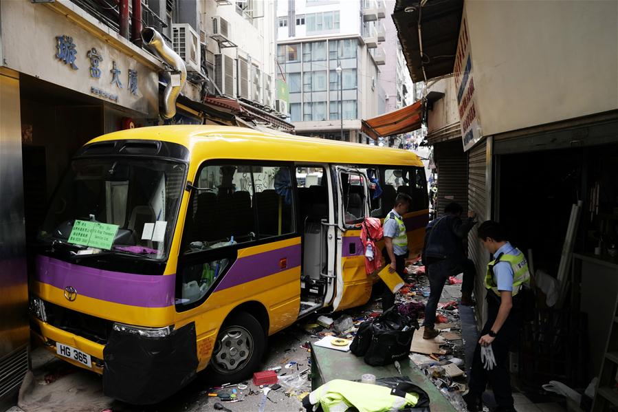 Acidente de trânsito deixa 4 mortos e 11 feridos em Hong Kong