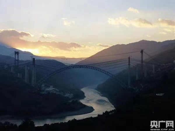 China constrÃ³i a maior ponte ferroviÃ¡ria em arco do mundo