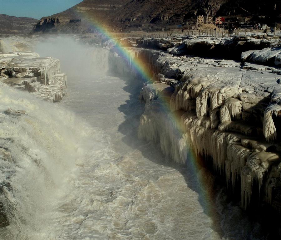 Arco-íris sobre cachoeira Hukou