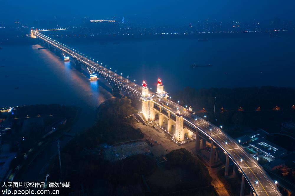 Ponte do Rio Yangtze de Nanjing mostra nova aparência com iluminaçâo completa