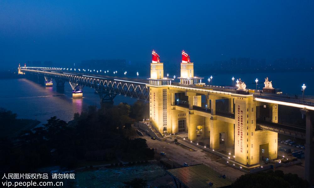 Ponte do Rio Yangtze de Nanjing mostra nova aparência com iluminaçâo completa