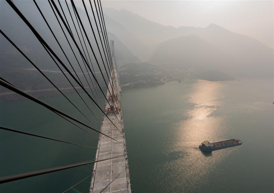 Fechamento de ponte com vão de 470 metros é finalizado em Jiangxi
