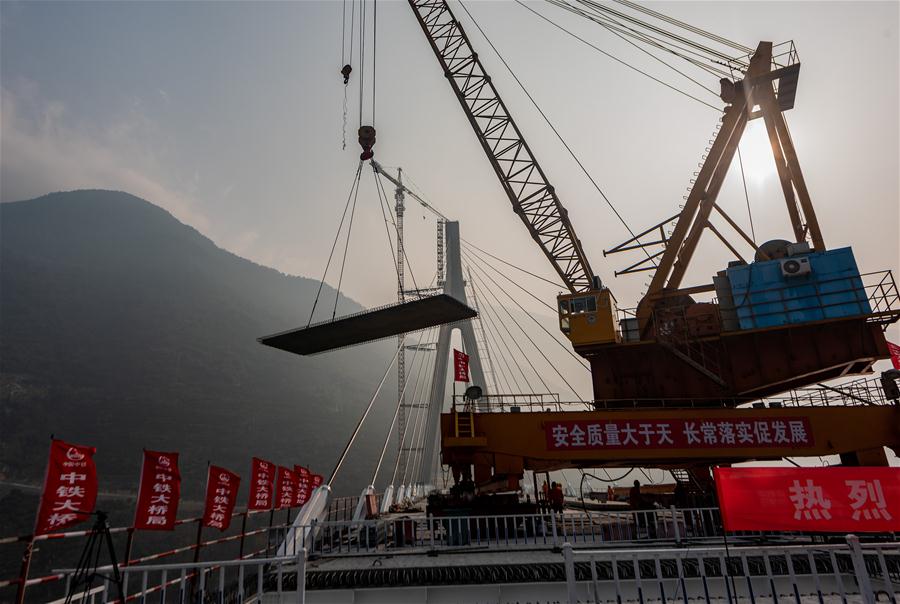 Fechamento de ponte com vão de 470 metros é finalizado em Jiangxi