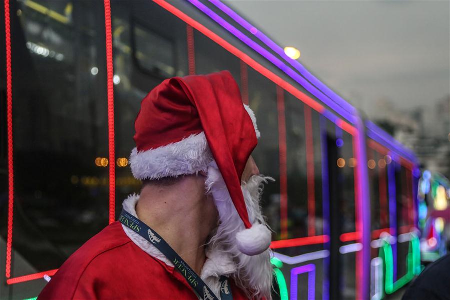 Ônibus com decorações natalinas fazem viagens gratuitas em São Paulo