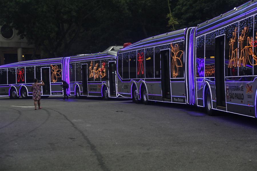 Ônibus com decorações natalinas fazem viagens gratuitas em São Paulo