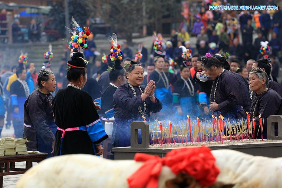 Grupo étnico Dong celebra Festival Sama em Guizhou