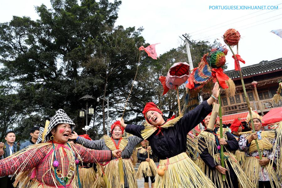 Grupo étnico Dong celebra Festival Sama em Guizhou