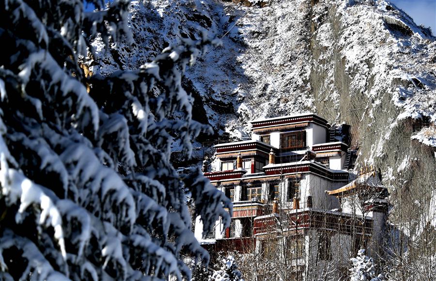 Lhasa, no sudoeste da China, tem primeira queda de neve do inverno