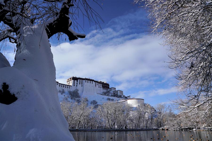 Lhasa, no sudoeste da China, tem primeira queda de neve do inverno