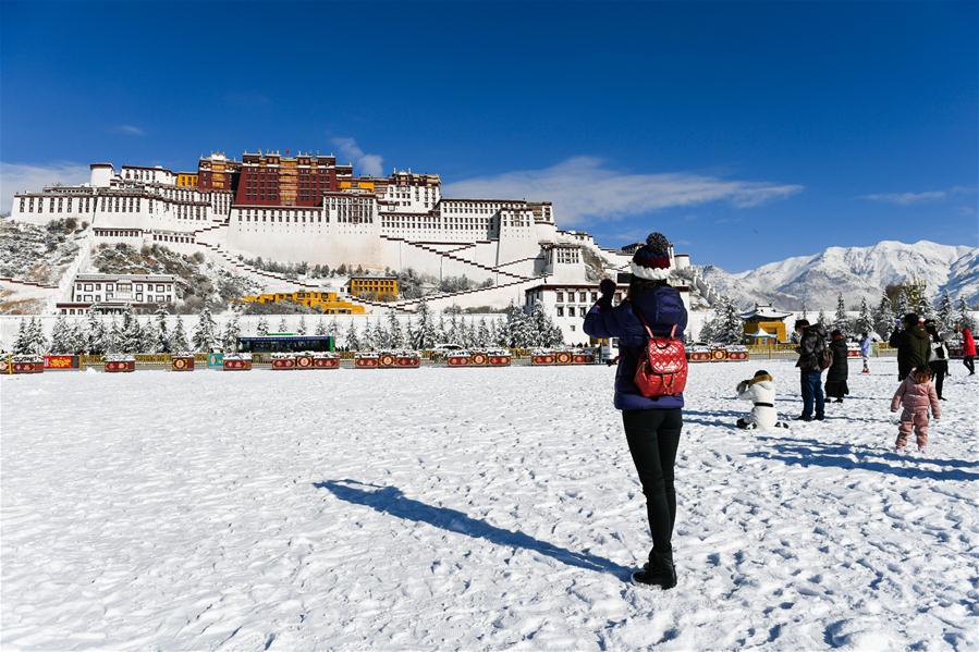 Lhasa, no sudoeste da China, tem primeira queda de neve do inverno