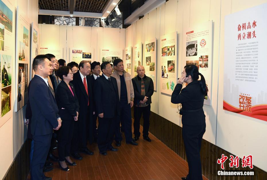 Exposição de imagens sobre 40 anos da reforma e abertura inaugurada em Fuzhou