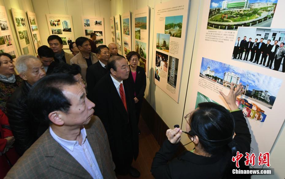 Exposição de imagens sobre 40 anos da reforma e abertura inaugurada em Fuzhou