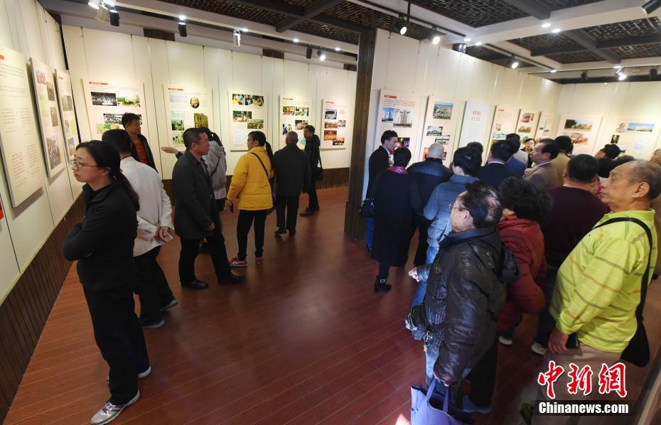 Exposição de imagens sobre 40 anos da reforma e abertura inaugurada em Fuzhou