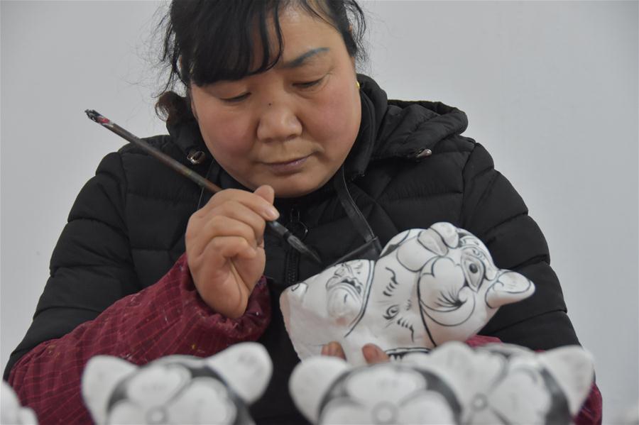 Artistas de escultura de argila de Shaanxi fazem esculturas para o próximo ano novo lunar chinês