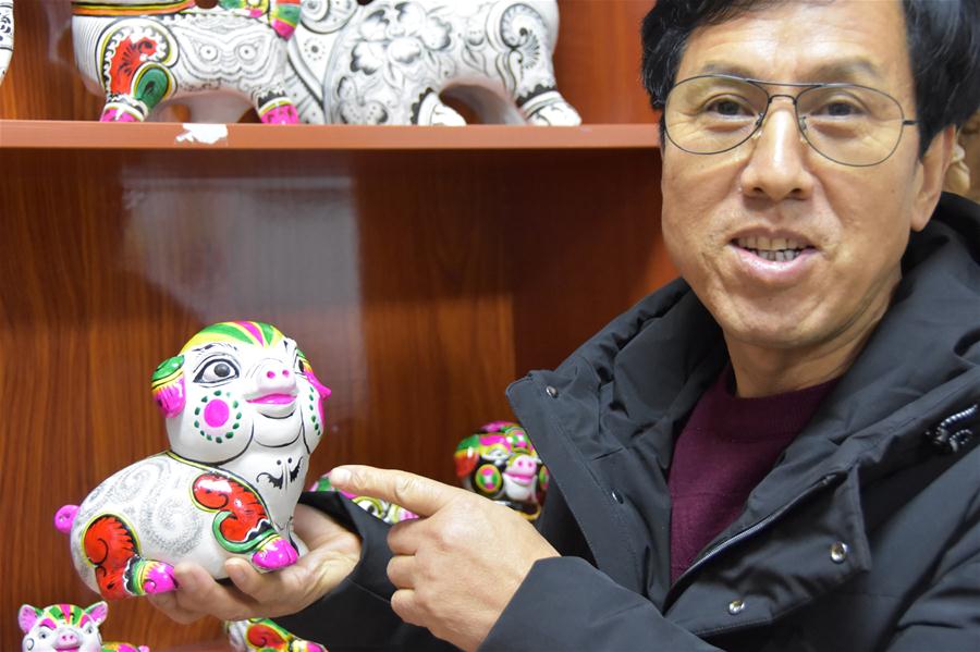 Artistas de escultura de argila de Shaanxi fazem esculturas para o próximo ano novo lunar chinês