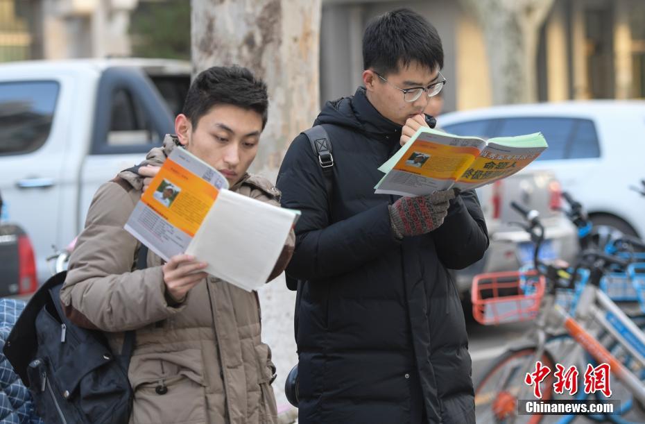 Mais chineses fazem exame de seleção para pós-graduação