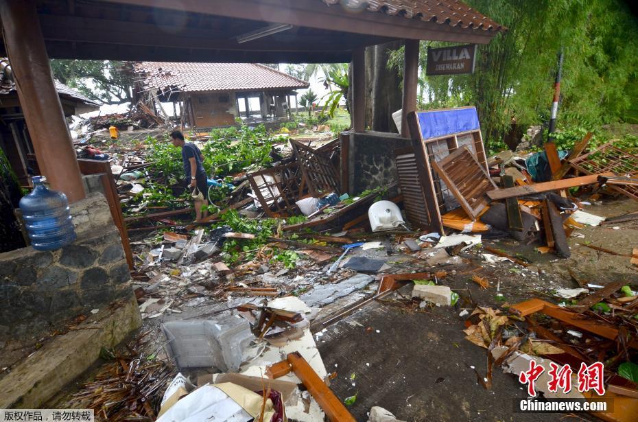 Tsunami deixa 222 mortos e mais de 800 feridos na Indonésia