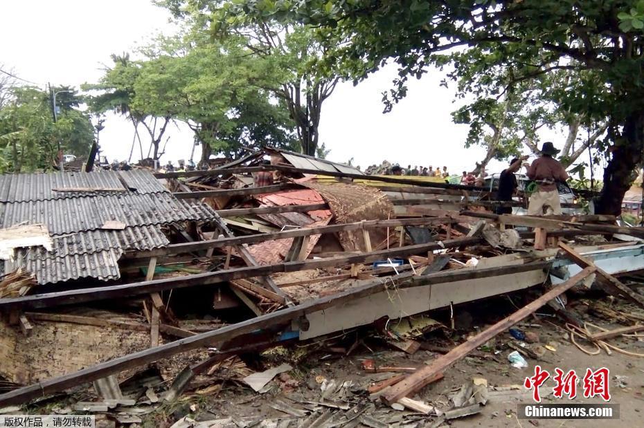 Tsunami deixa 222 mortos e mais de 800 feridos na Indonésia