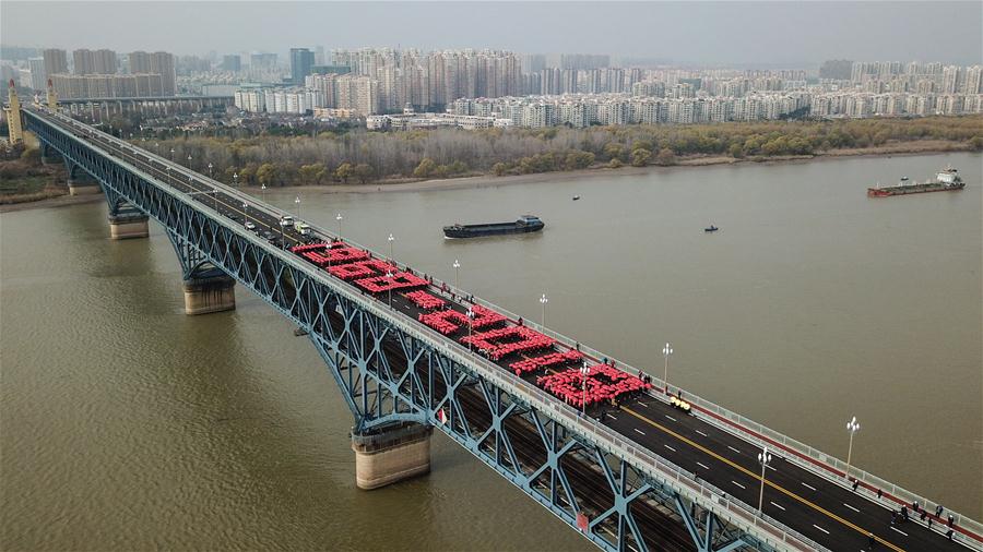 Ponte do rio Yangtzé de Nanjing reabre depois da renovação no final de dezembro