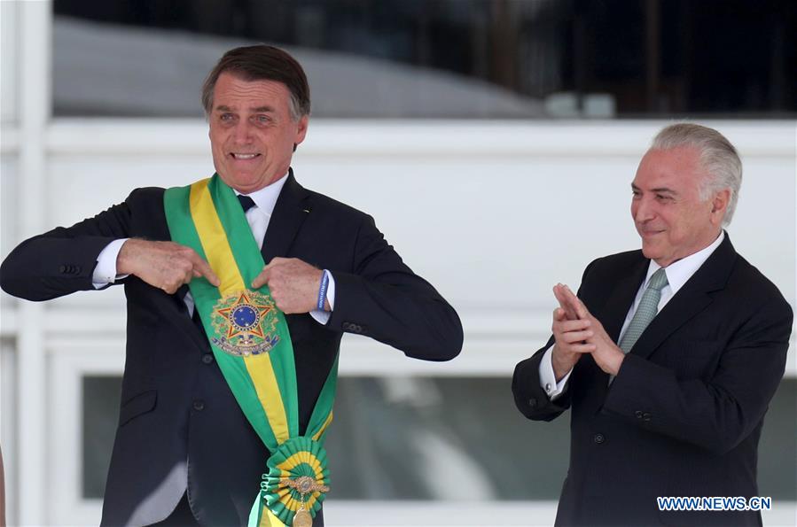 Bolsonaro toma posse como presidente do Brasil e pede reconstrução do Brasil