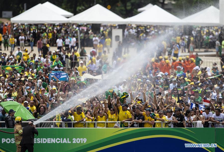 Bolsonaro toma posse como presidente do Brasil e pede reconstrução do Brasil