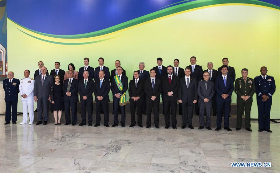 Bolsonaro toma posse como presidente do Brasil e pede reconstrução do Brasil