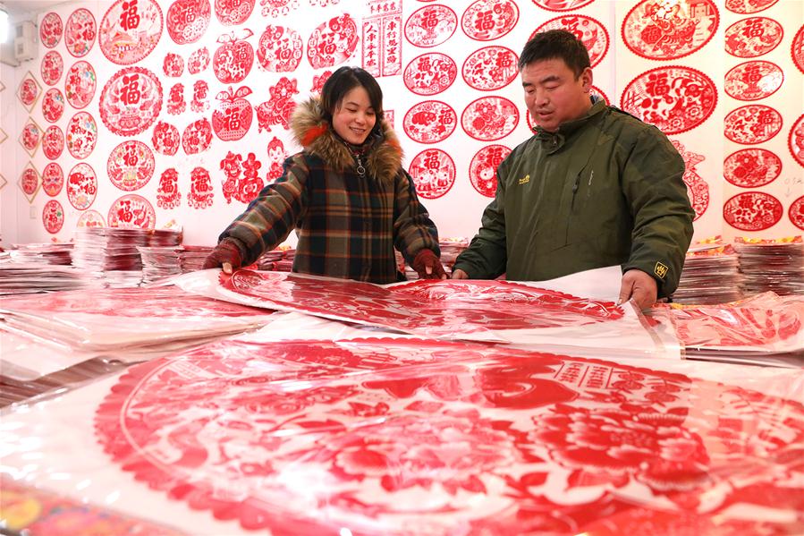 Chineses compram decorações para receber o próximo Ano Novo Lunar