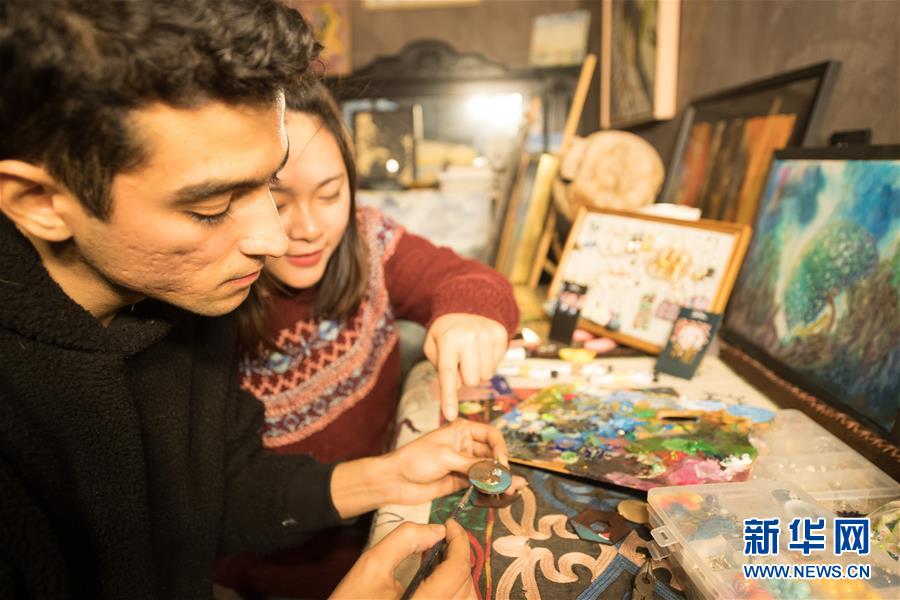 Jovem pintor iraniano retrata beleza rural da China