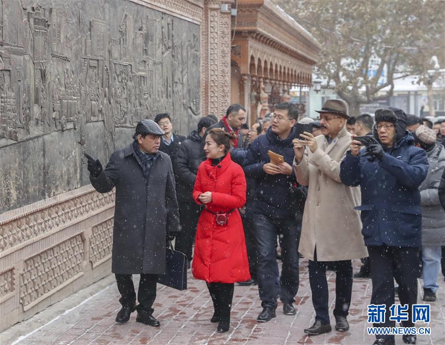 Diplomatas de 12 países visitam Região Autônoma de Xinjiang