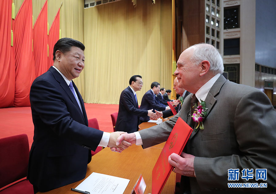 Xi homenageia dois acadêmicos com o mais alto prêmio de ciências da China